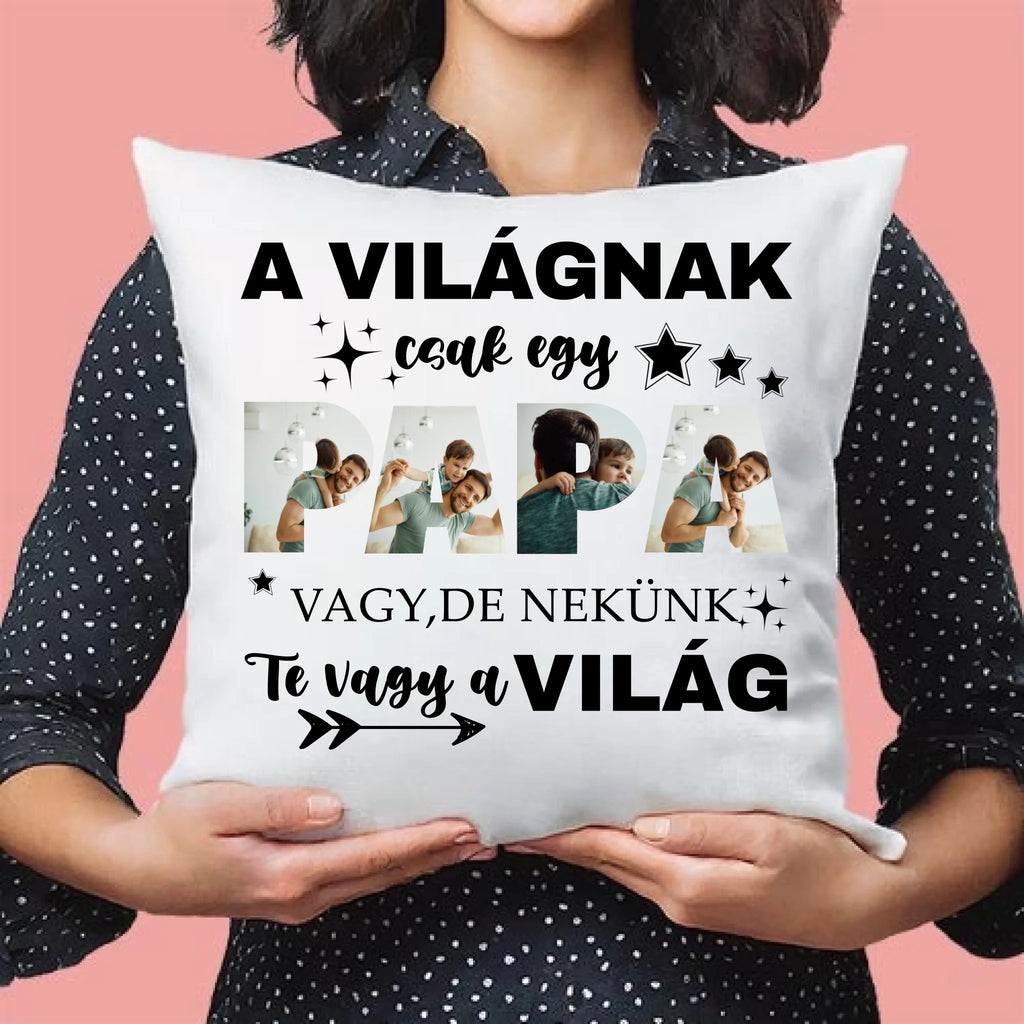 A világnak csak egy papa vagy, de nekünk Te vagy a világ - egyedi fényképes párna papának - Ajándékverzum
