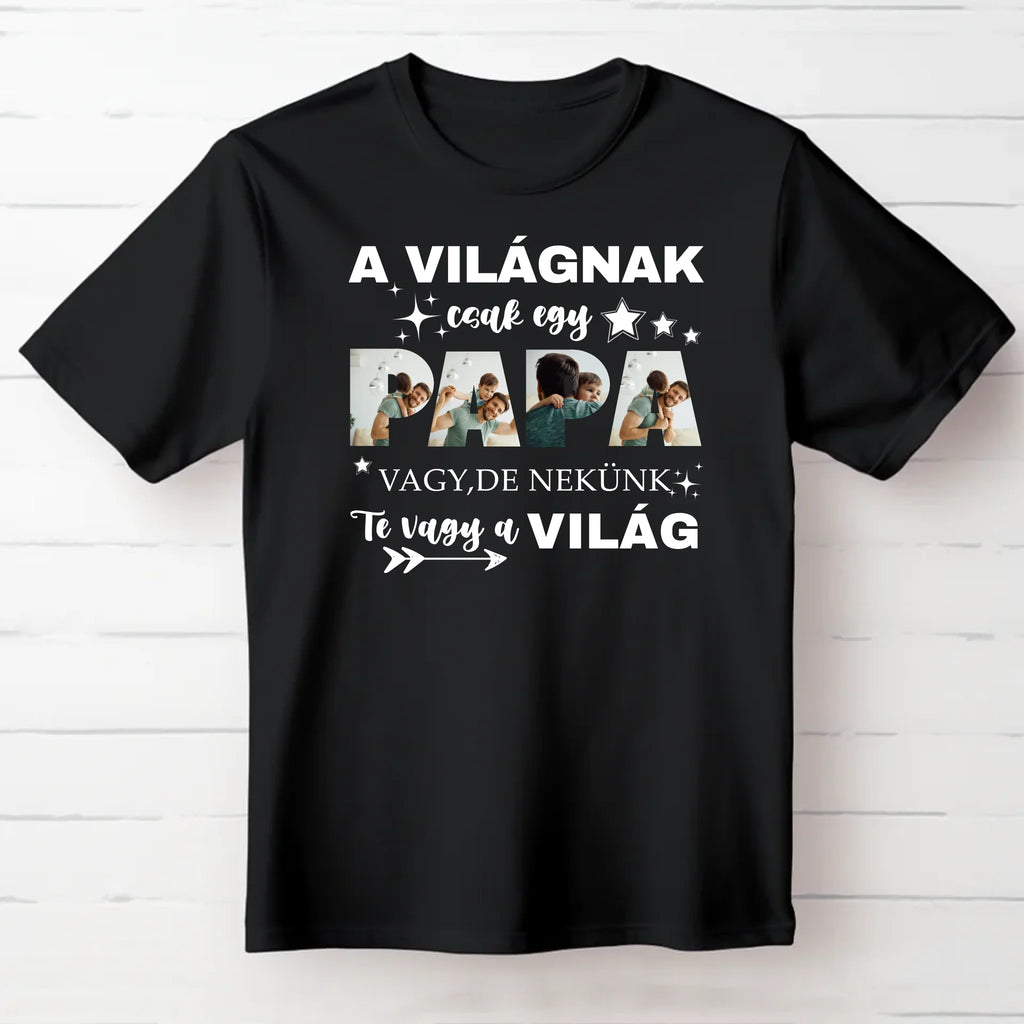 A világnak csak egy papa vagy, de nekünk Te vagy a világ - egyedi fényképes póló papának - Ajándékverzum