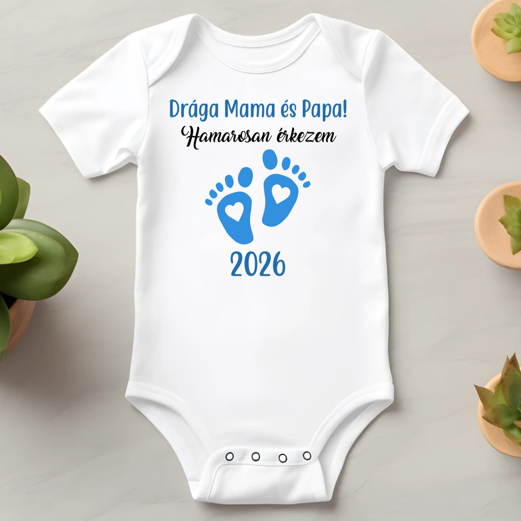 Egyedi baba bejelentő body - hamarosan érkezem - Ajándékverzum