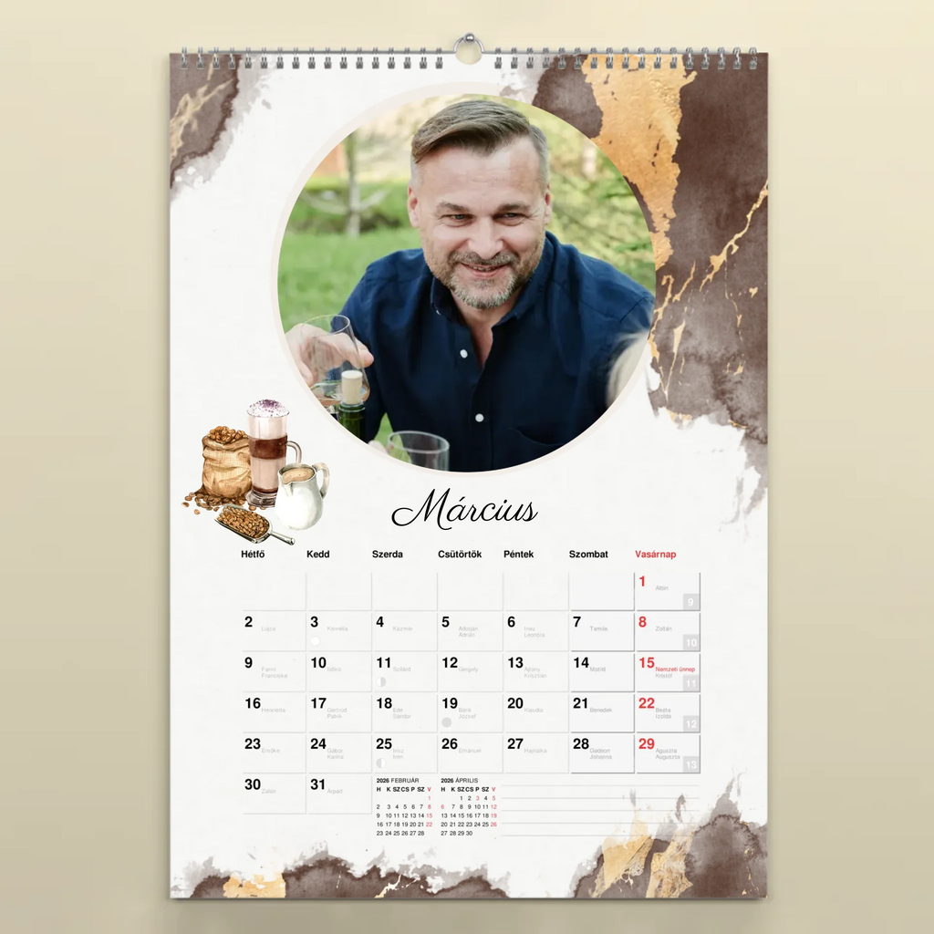 Egyedi fényképes falinaptár névnapokkal 2026 kávé mintás