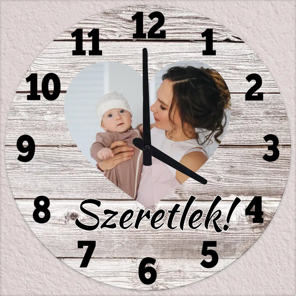 Egyedi fényképes falióra szív alakú képpel