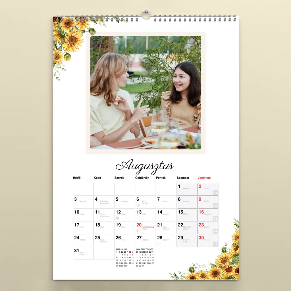Egyedi fényképes falinaptár névnapokkal 2026 négyzetes képekkel